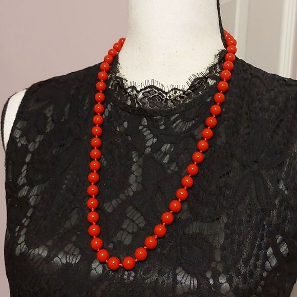 Vintage Classic Lustrous Red Lucite Bead Necklace with Hidden Twist Barrel Clasp - Picture 4 of 6